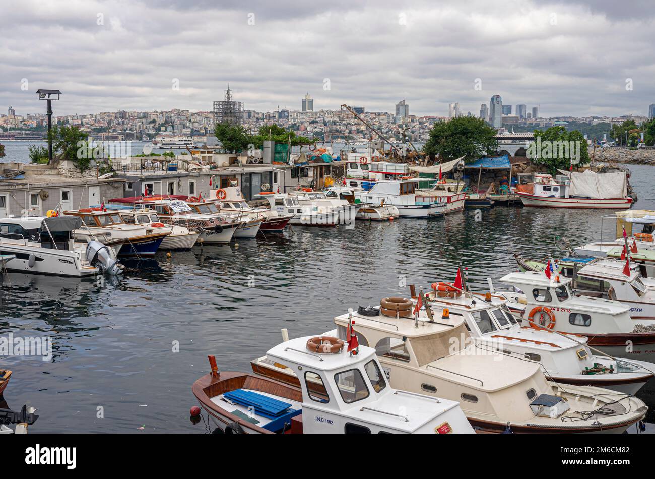 Trasporto marittimo di Istanbul. Piccole barche e yacht attraccati alla stazione di Kadikoy. Istanbul Turchia Foto Stock