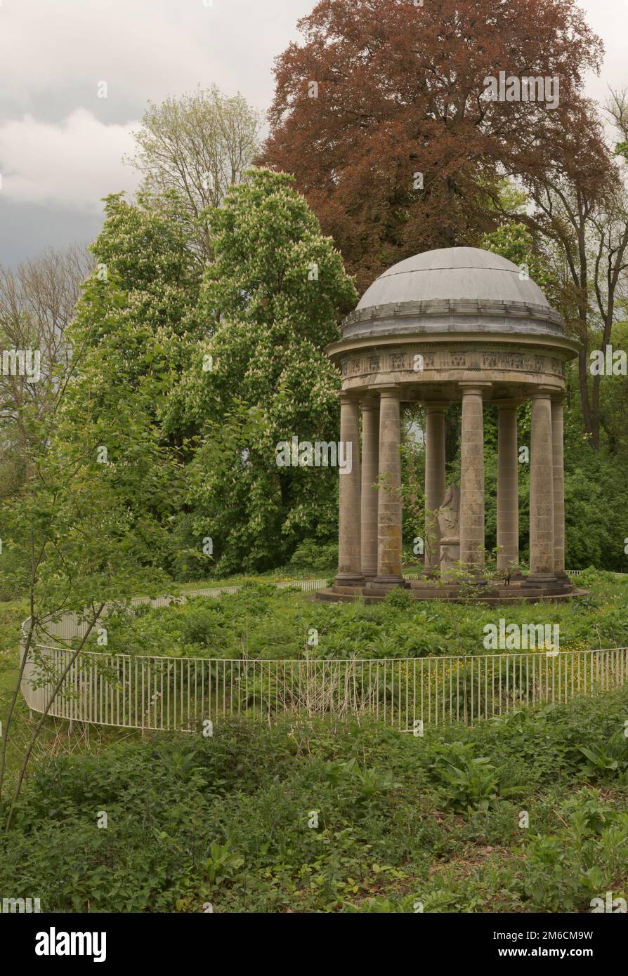 Hoeselt, Limburgo - Belgio - 13.05.2021. Orizzontale. Antico gazebo nel parco di un castello medievale. Foto Stock