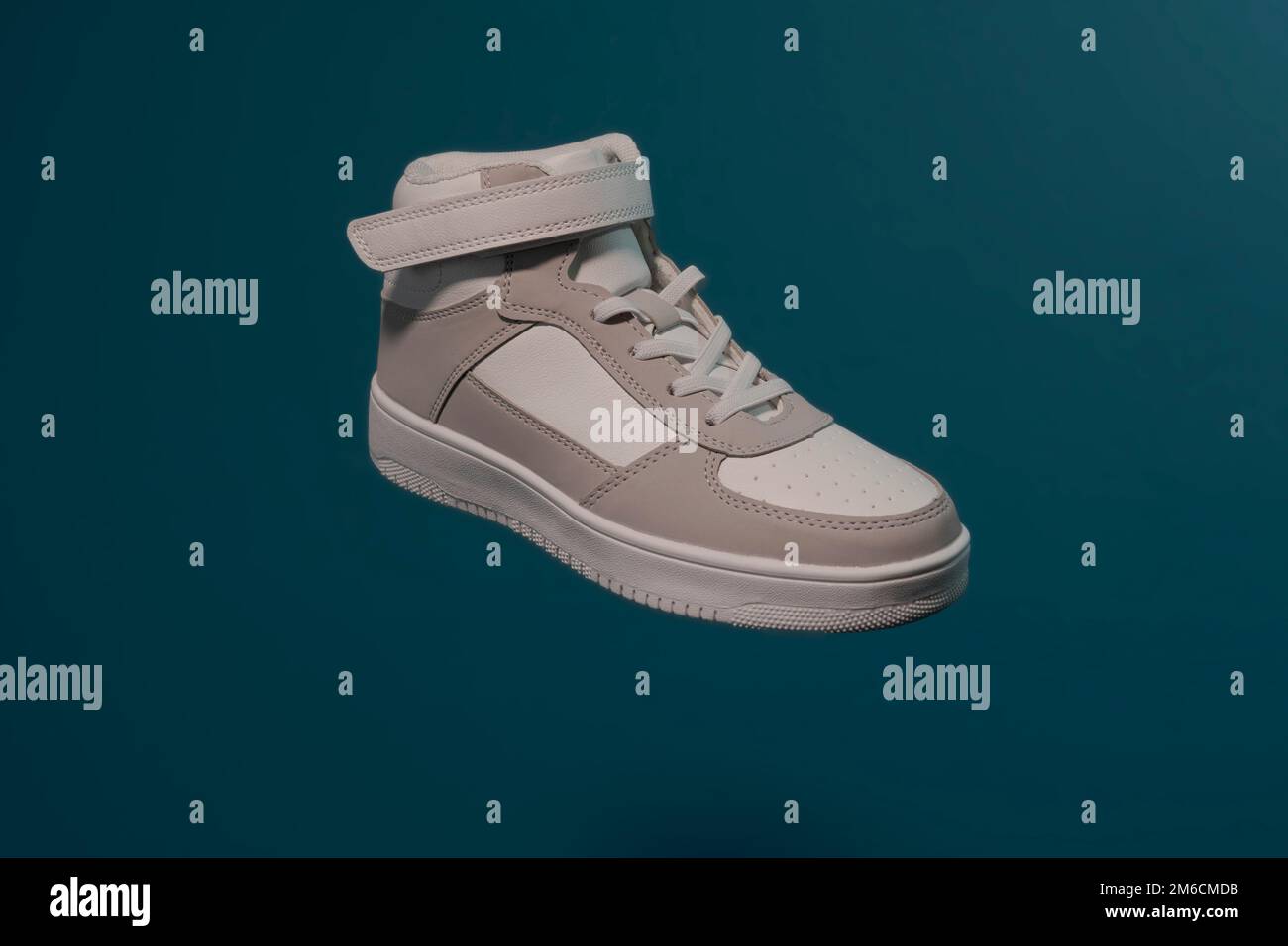 Una nuova sneaker bianca su sfondo blu. Primo piano Foto Stock