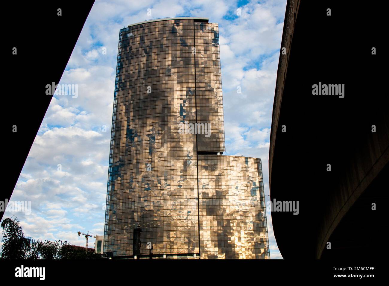 Sorprendente vetri dorati torre alta Foto Stock
