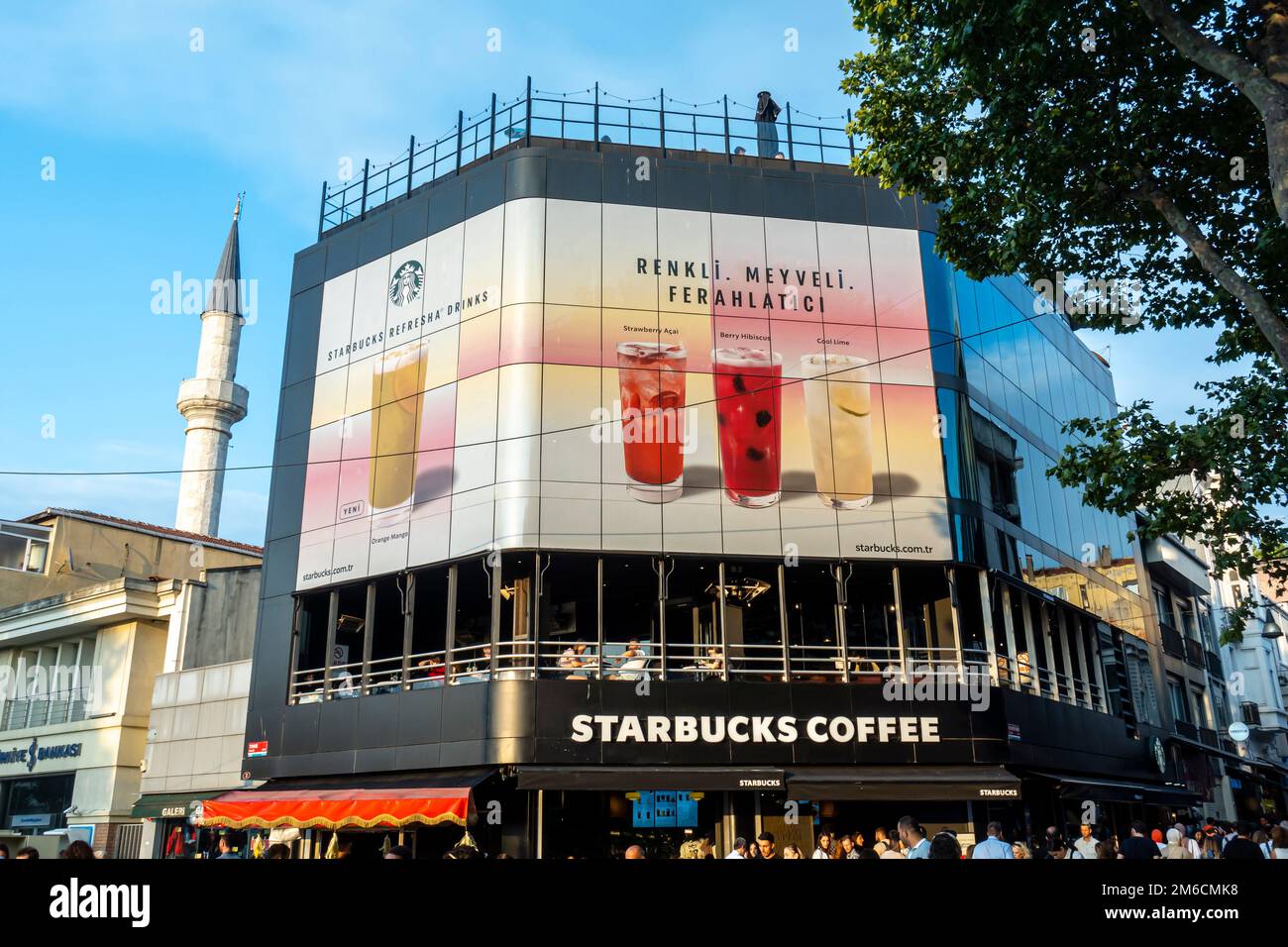 Starbucks - Kadıköy. catena di caffetterie conosciuta per i suoi caratteristici arrosti, con poster che pubblicizzano rinfreschi estivi e limonate. Istanbul Turchia Foto Stock