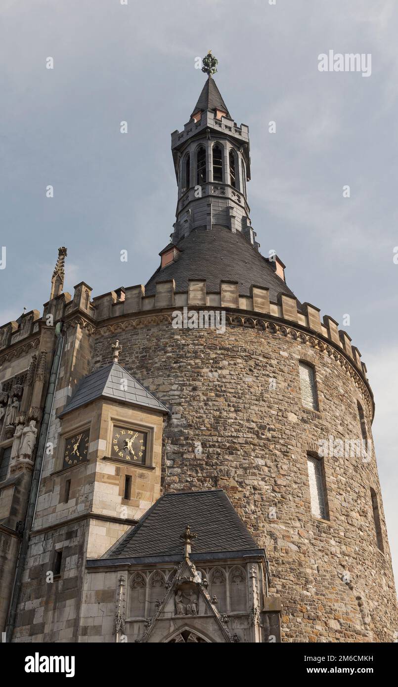 Aquisgrana. Colonia - Germania 24-08-2021. Frammento della torre della cattedrale di Aquisgrana. Verticale Foto Stock