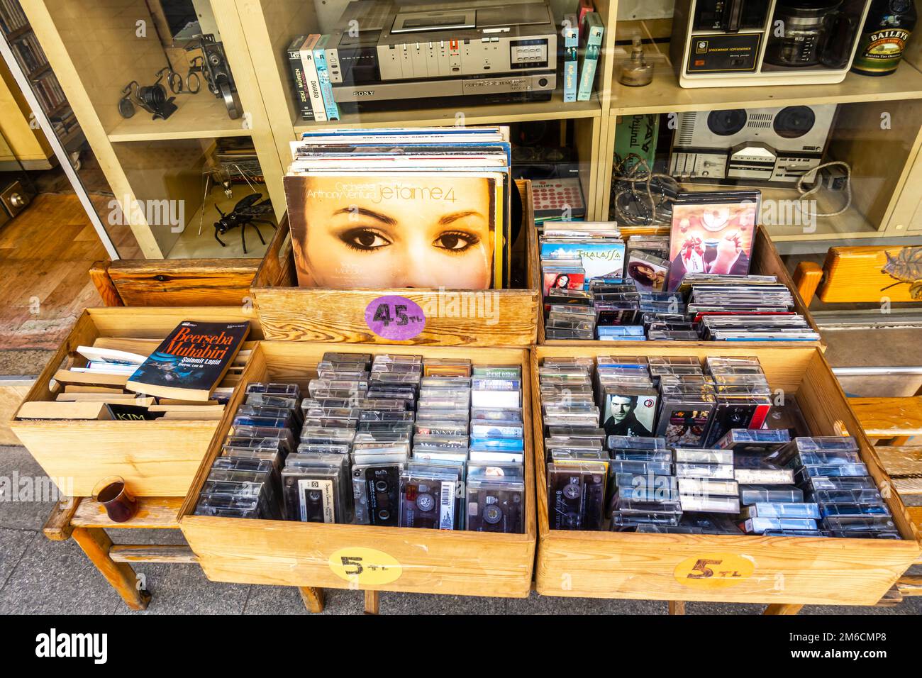 Vecchie cassette musicali e dischi in vinile venduti in scatole per strada, con prezzi. Pikap Kadıköy - negozio di musica a Kadikoy, Istanbul, Turchia Foto Stock