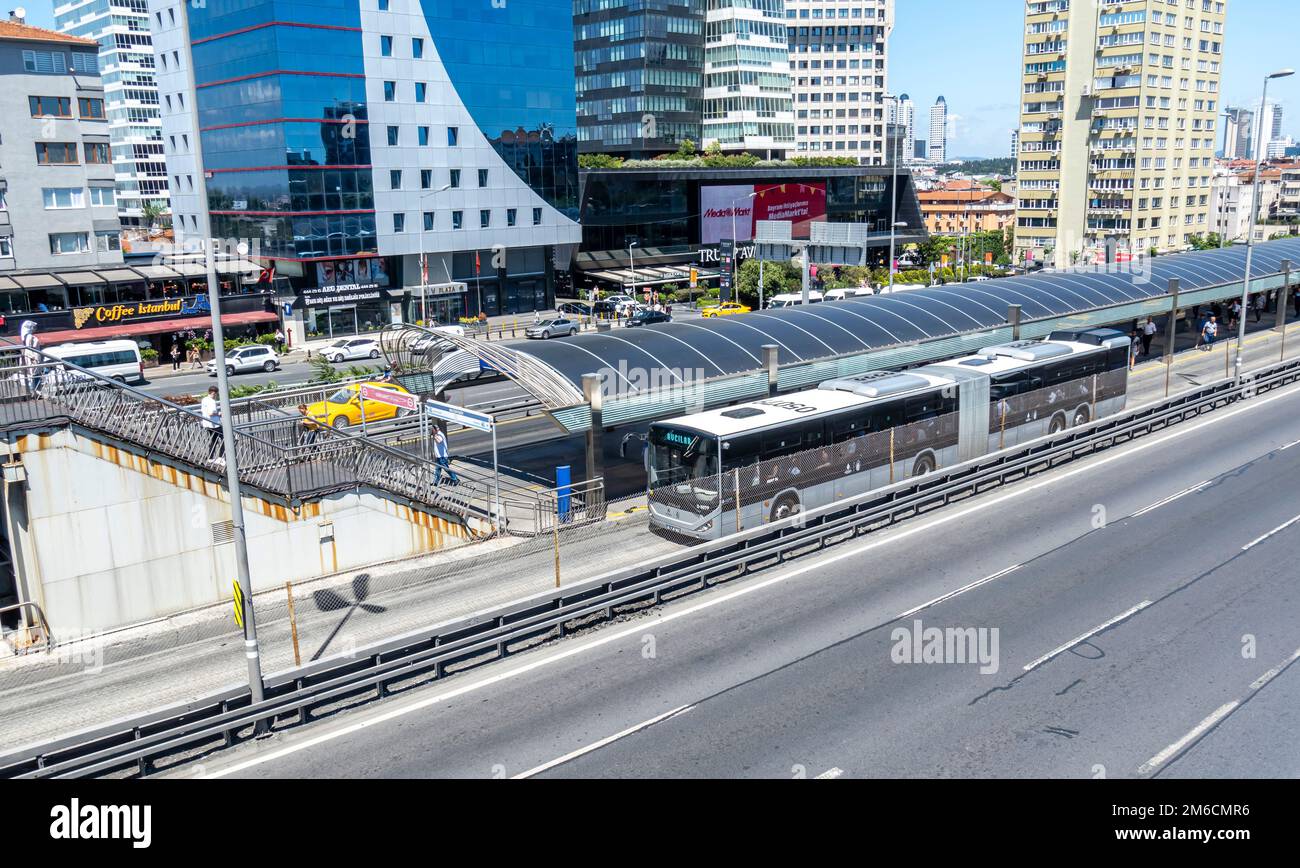 Mezzi pubblici di Istanbul. La fermata dell'autobus ad alta velocità Metrobus Okmeidani si trova a Sisli, istanbul, Turchia. Sistema di transito rapido Turchia. Foto Stock
