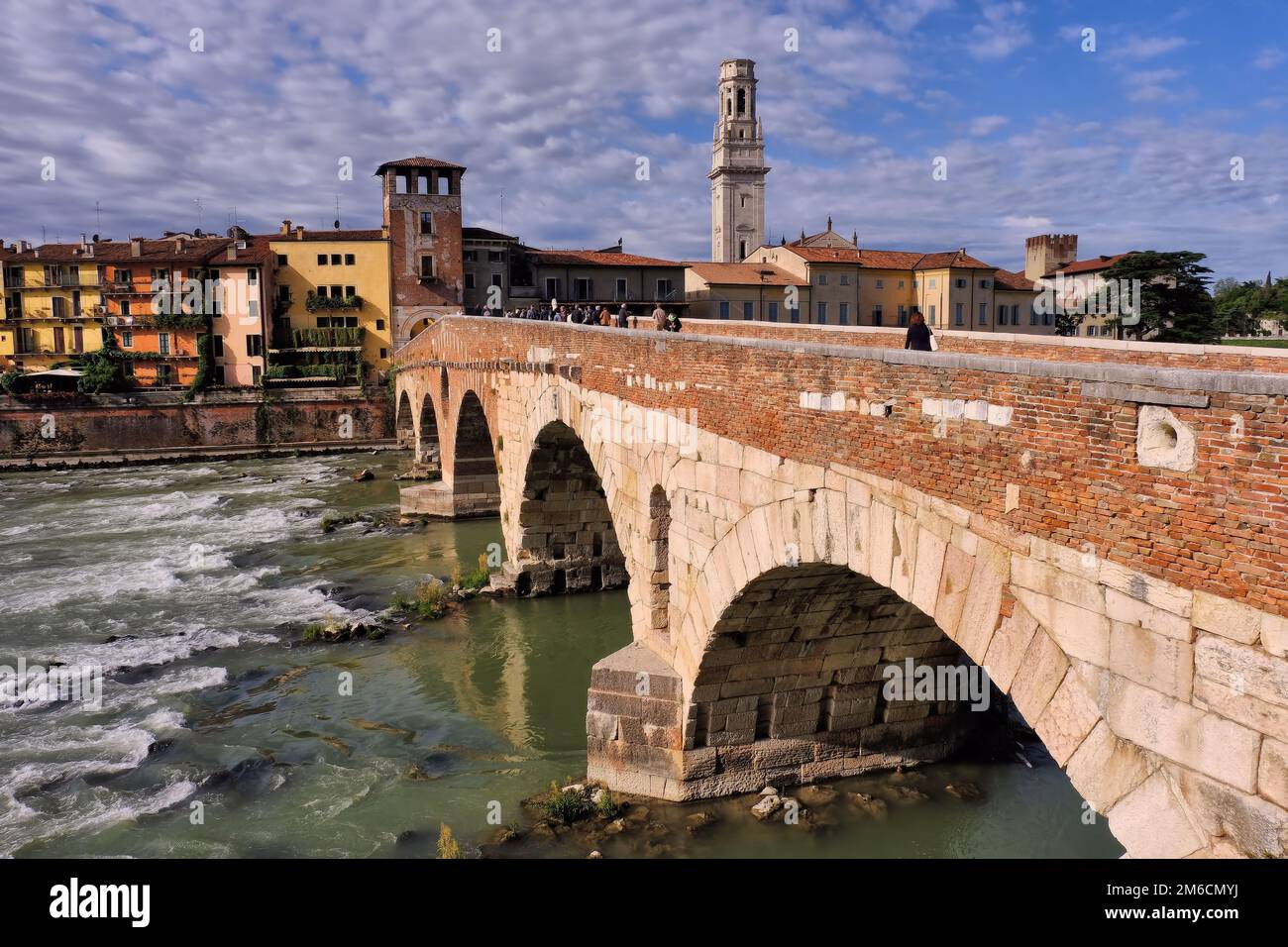 Verona: Ponte pietra arco sul fiume Adige e torre della cattedrale a Verona, Veneto, Italia Foto Stock