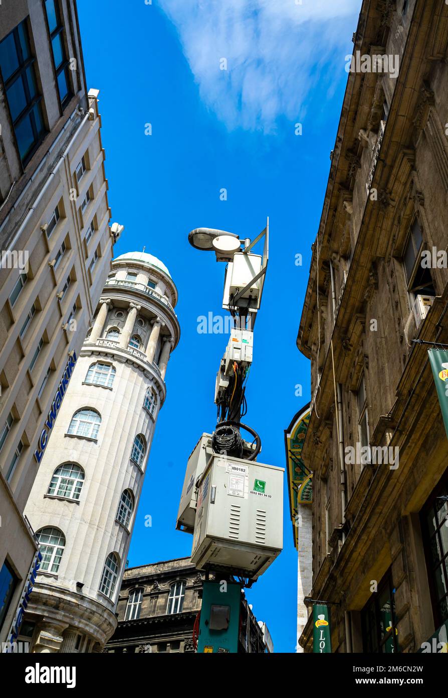 Torre del telefono delle cellule, complesso di messa a punto occupato di scatole di trasmissione del telefono delle cellule sotto una lampada della strada in Eminonu, Fatih, Istanbul, Turchia Foto Stock