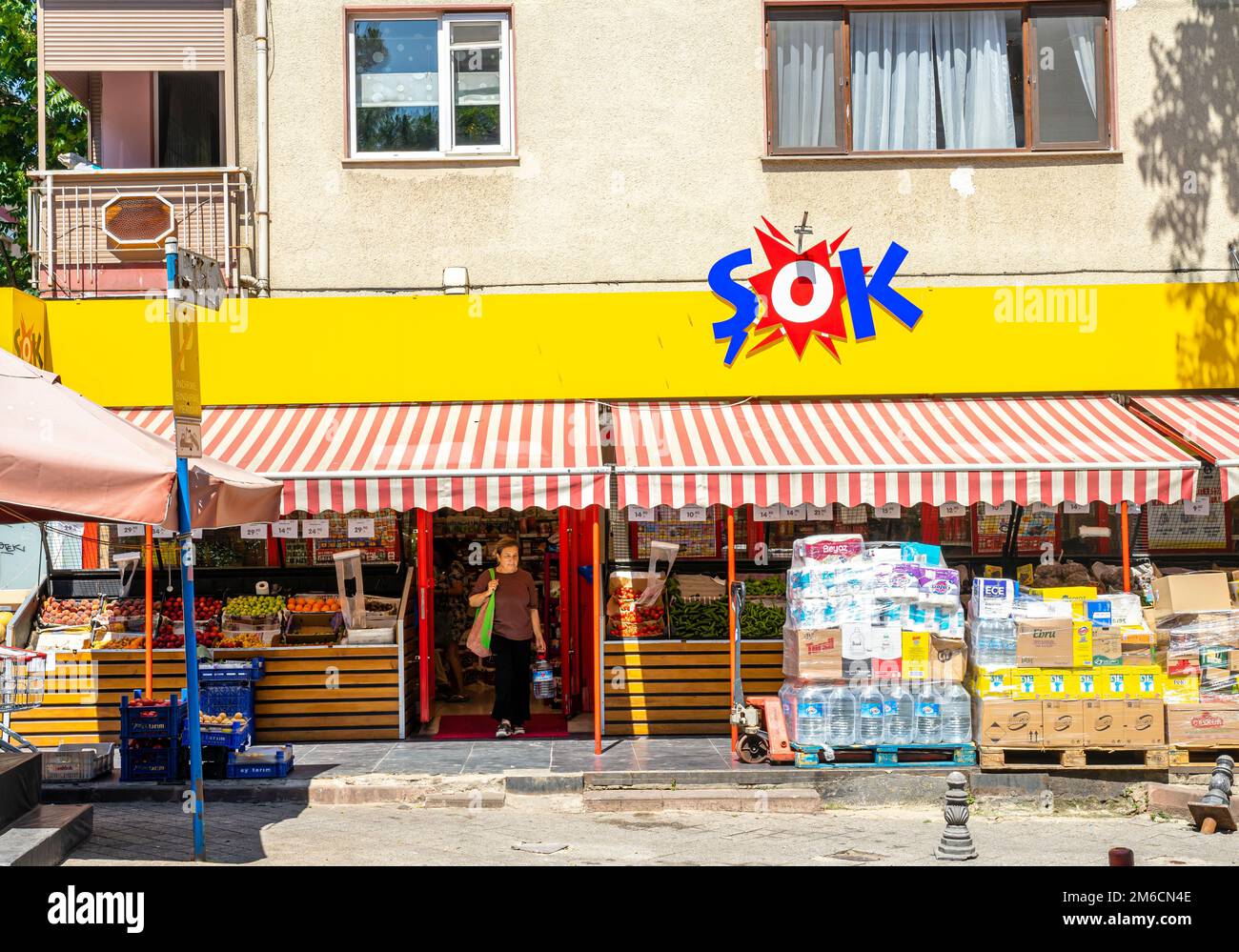 Catena di negozi al dettaglio Istanbul. SOK supermercato, mercato popolare noto per i suoi prezzi bassi e alimentari a prezzi accessibili. Kadikoy Istanbul Tukley Foto Stock
