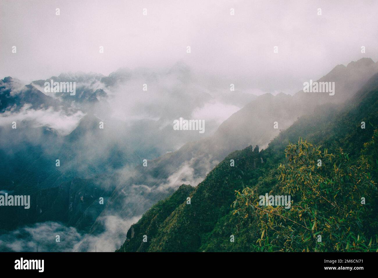 Le montagne delle Ande nella nebbia sul Cammino Inca. Il Perù. Sud America. N. persone. Foto Stock
