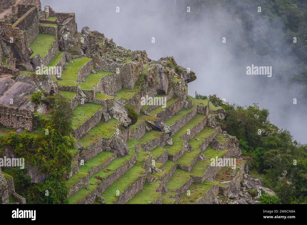 Bellissimo wallpaper di Machu Picchu e nuvole sulle Ande. N. persone. Foto Stock