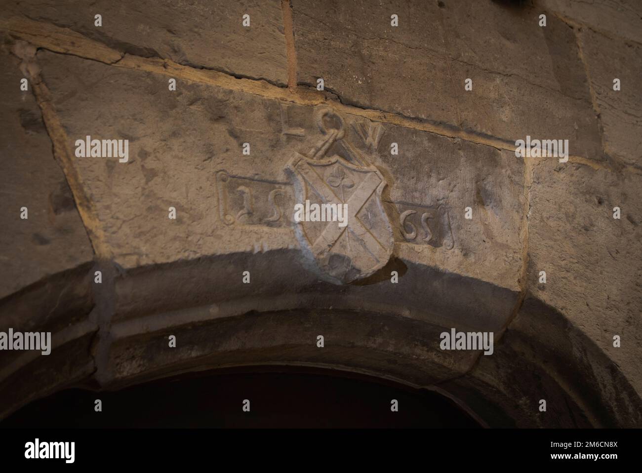 Hoeselt, Limburgo - Belgio - 13.05.2021. Bassorilievo sopra l'ingresso di un antico castello medievale. 1565 y. Vecchio castello Alden Biesen. Foto Stock