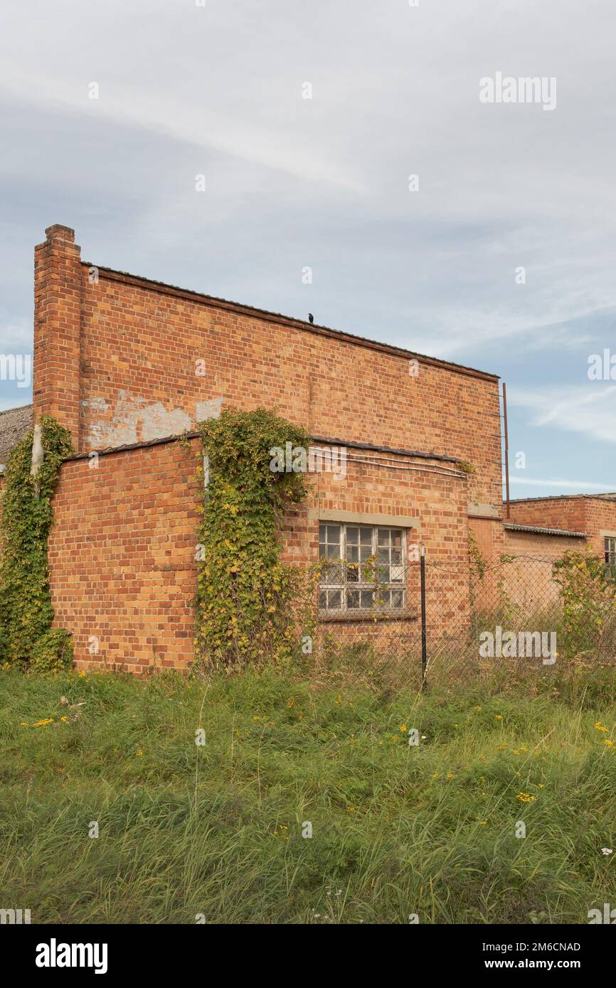 Vecchio edificio abbandonato alla periferia della città. Spazio di copia Foto Stock