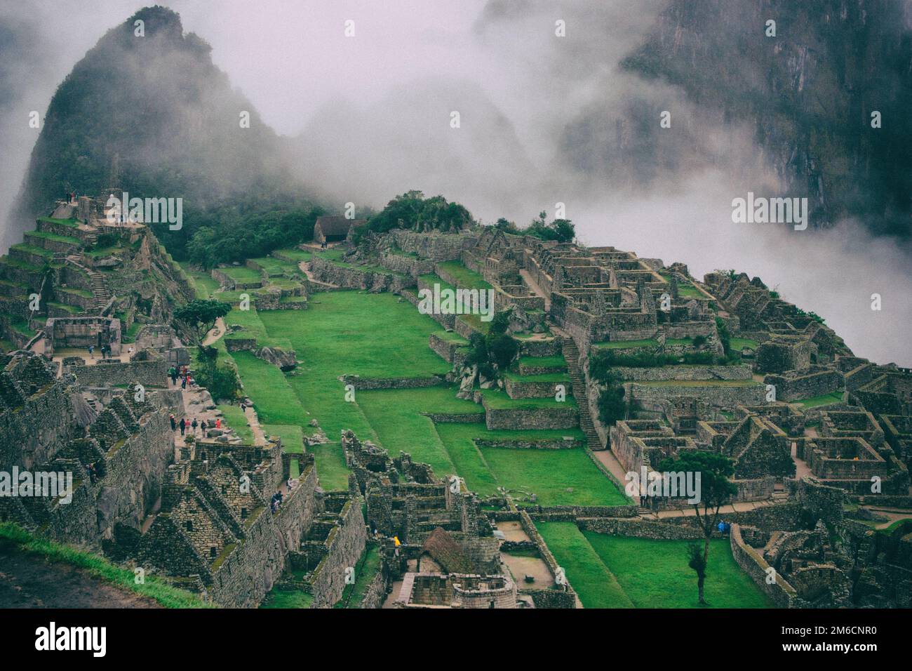 Vista panoramica di Machu Picchu nella nebbia, Perù. Foto Stock