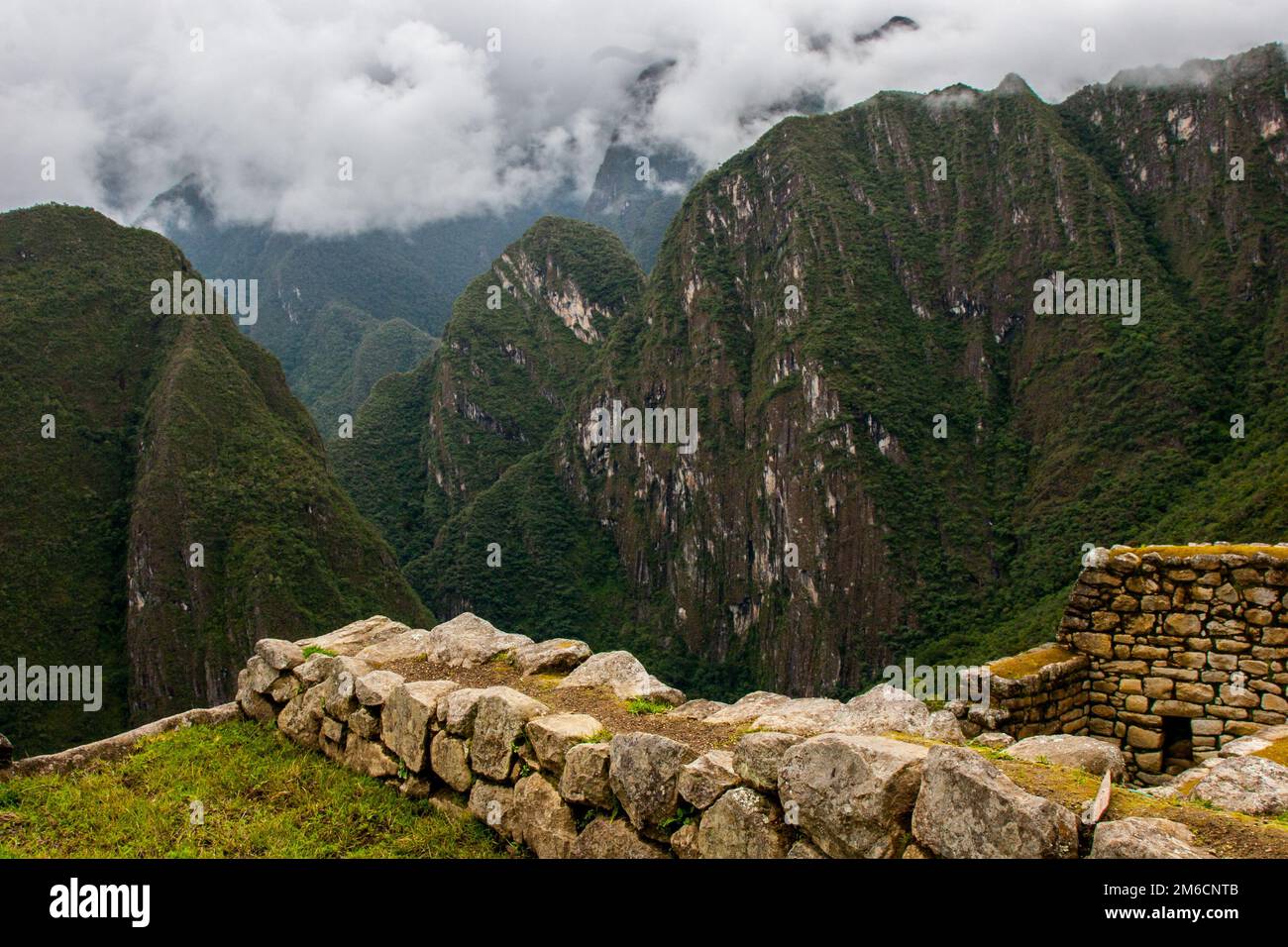 Bello sfondo delle montagne dalle rovine Inca. Foto Stock