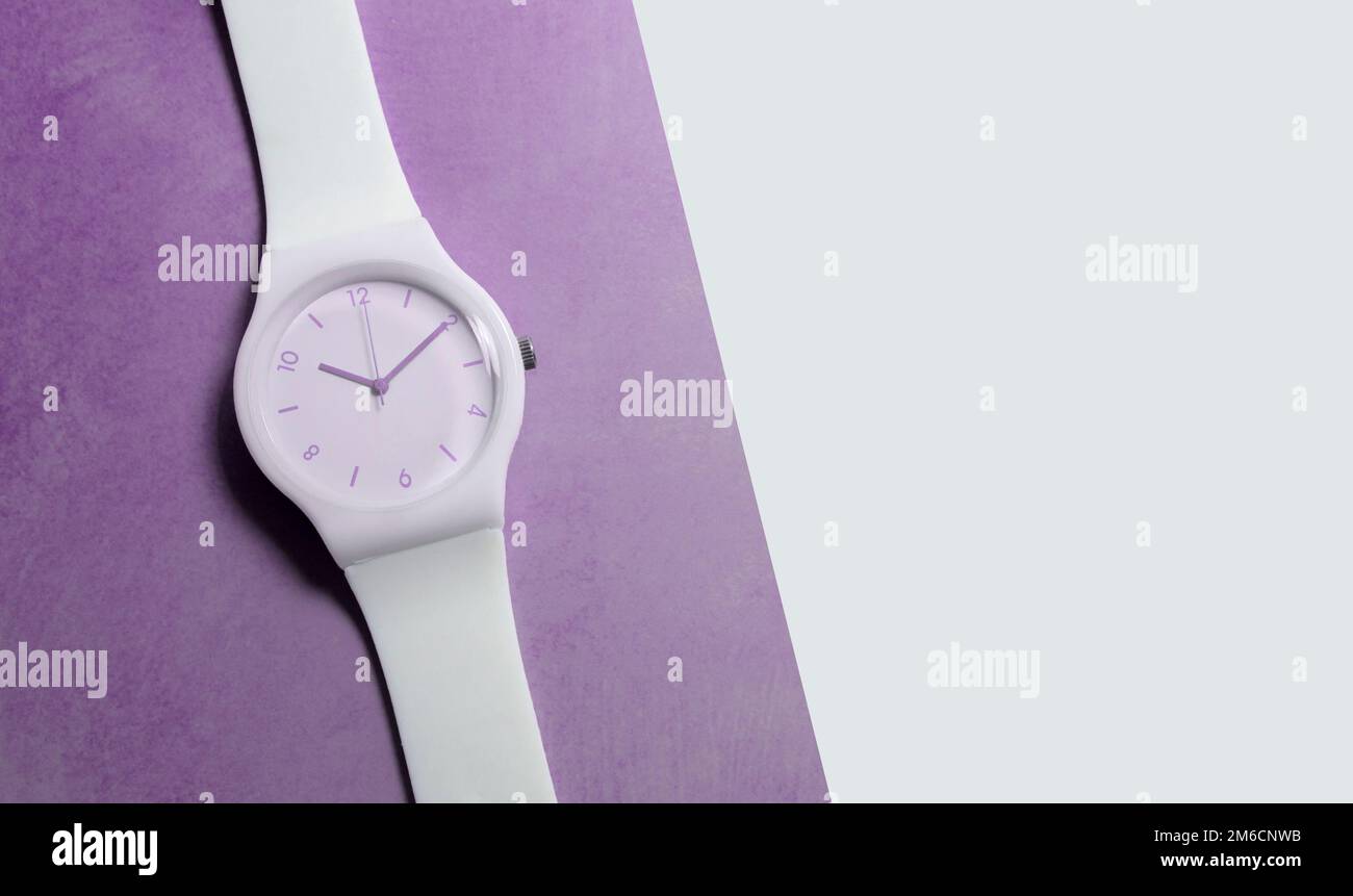 Orologi quadrante bianco femmina. Sfondo rosa-bianco. Scheda Foto Stock Orologi quadrante bianco femmina. Sfondo rosa-bianco. Scheda Foto Stock
