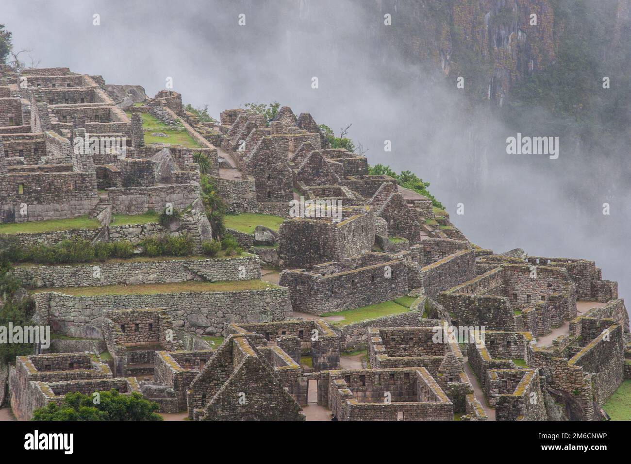 Rovine di Machu Picchu e le montagne nella nebbia. Sud America. N. persone. Foto Stock