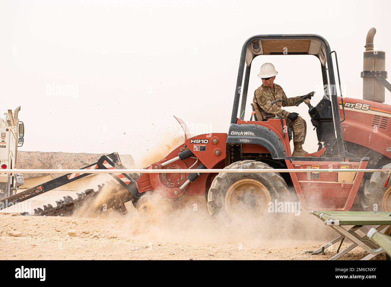 STATI UNITI Air Force Brig. Il generale Robert Davis, comandante dell'Ala di spedizione aerea, gestisce un Trencher di strega H910 della fossa di trincea, durante una visita di maniche di roll-up agli Airmen dello squadrone di comunicazione di spedizione 378th, alla base aerea del principe Sultan, Regno dell'Arabia Saudita, 22 aprile 2022. Leadership del 378th AEW, visita regolarmente gli Airmen sotto il loro comando, per sperimentare in prima persona il loro lavoro e condividere il riconoscimento di come ciascuno di loro è essenziale per la missione del Wing. Foto Stock