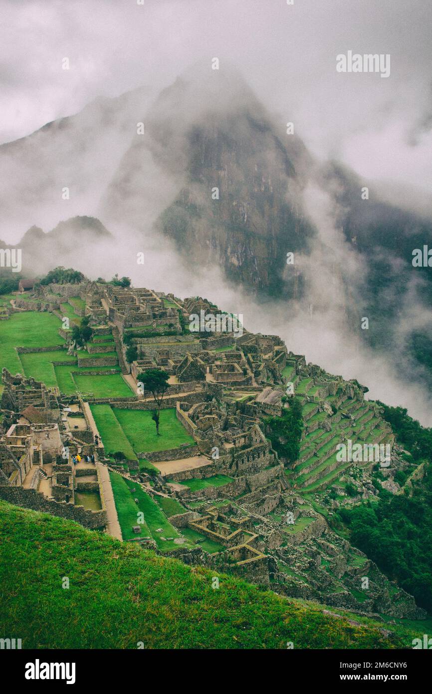 Rovine di Machu Picchu con nuvole sullo sfondo. N. persone. Foto Stock