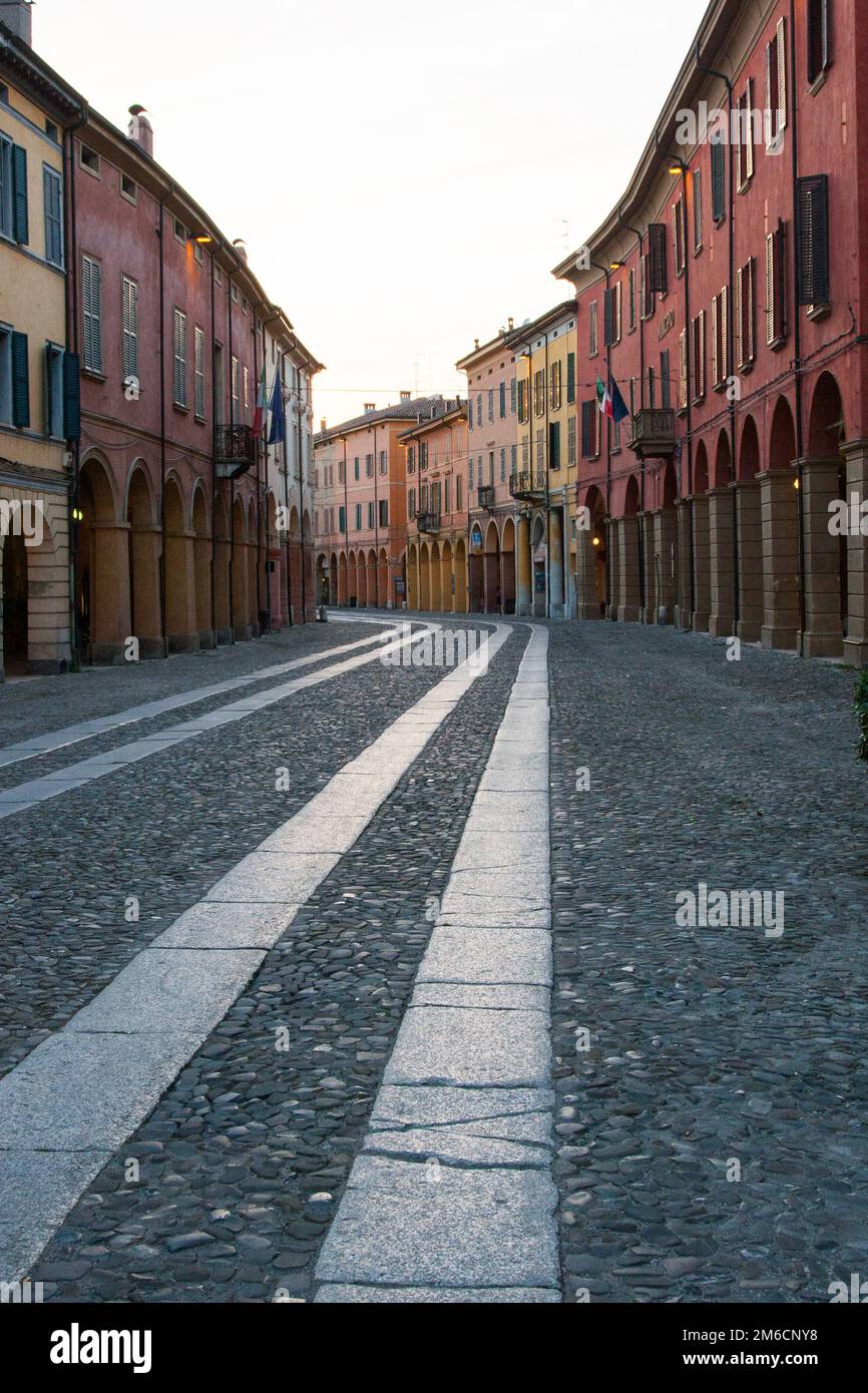 Foto verticale di una strada con edifici colorati con cielo bianco sullo sfondo. Foto Stock