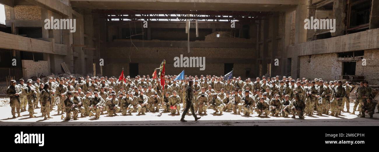 Gregory Polk, comandante della Task Force Pioneer, ha tenuto un discorso durante una cerimonia di premiazione presso la base operativa di Union III a Baghdad, in Iraq, il 22 aprile 2022. Come parte della tradizione dell'esercito, la Task Force Pioneer facilita le cerimonie di massa per presentare premi e riconoscere realizzazioni esemplari. Foto Stock