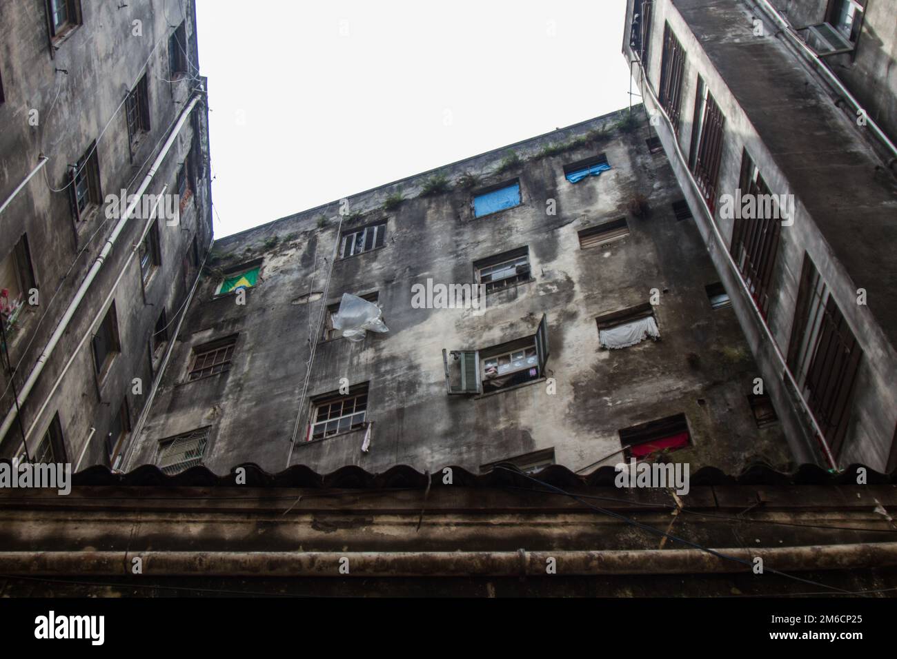 Malandato edificio usurati. N. persone. Foto Stock