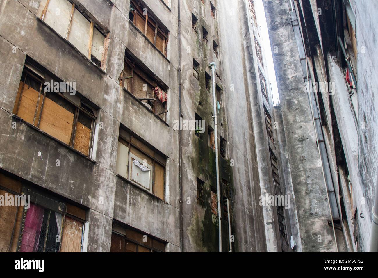 Tende fatte di pezzi di legno in un abbandonato edificio occupato. Foto Stock