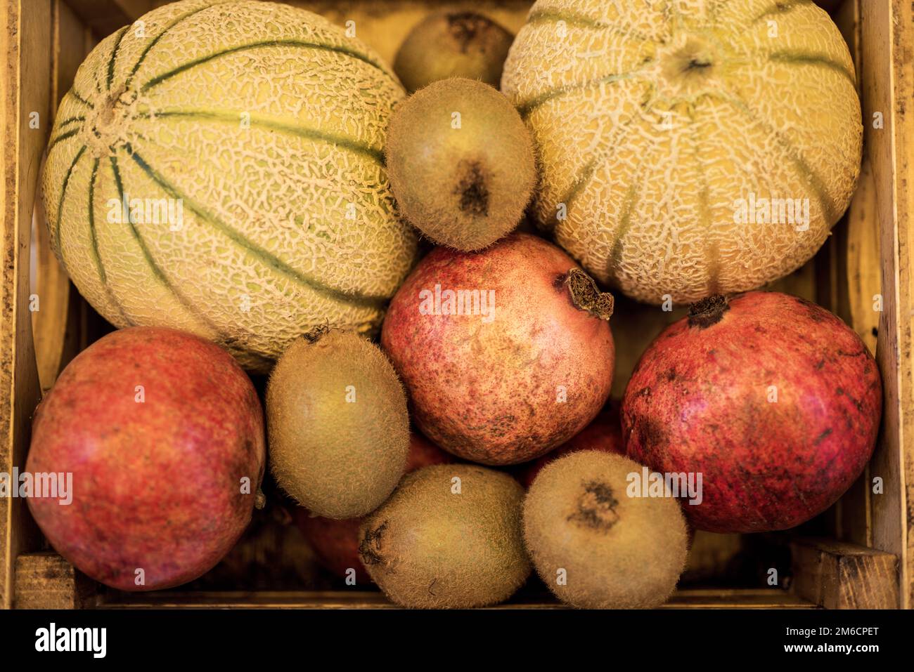 Frutta estiva in scatola. Giorno estivo di sole. Cibo sano foto Foto Stock
