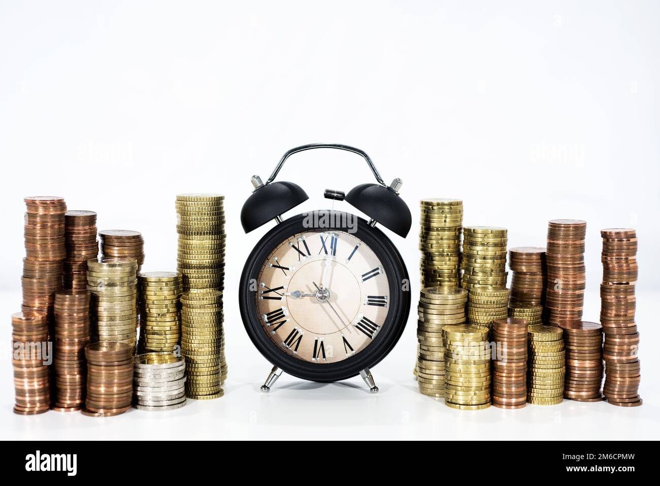 Astrazione di tempo e denaro. Un sacco di monete con elegante orologio nero Foto Stock