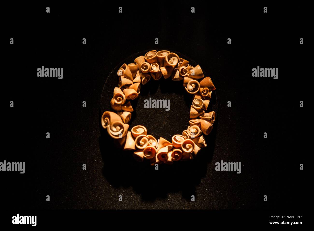 Antica collana Inca su sfondo nero. Foto Stock