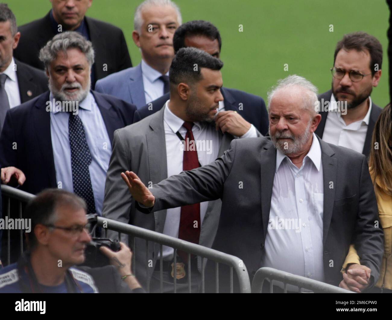 Santos, il funerale della leggenda del calcio brasiliana Pele a Santos. 3rd Jan, 2023. Il Presidente del Brasile Luiz Inacio Lula da Silva lascia lo stadio Vila Belmiro a Santos, Brasile, dopo aver partecipato ai funerali della leggenda del calcio brasiliana Pele a Santos, Brasile, il 3 gennaio 2023. Credit: Rahel Patrasso/Xinhua/Alamy Live News Foto Stock
