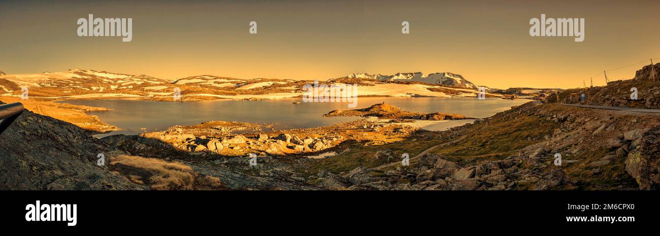 Bella luce del sole sulle montagne della norvegia Foto Stock