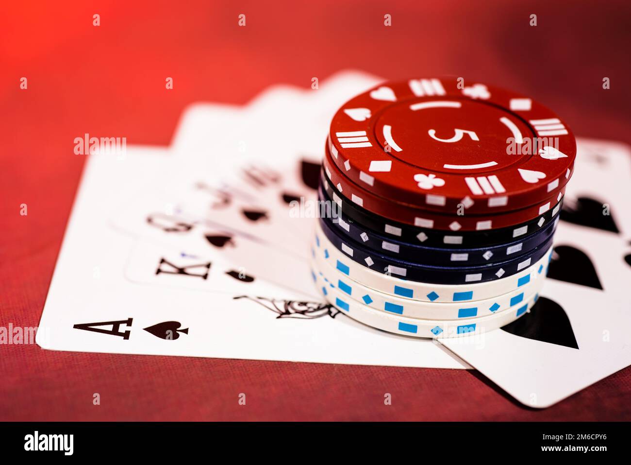 Casino abstract foto. Gioco di poker su sfondo rosso. Foto Stock
