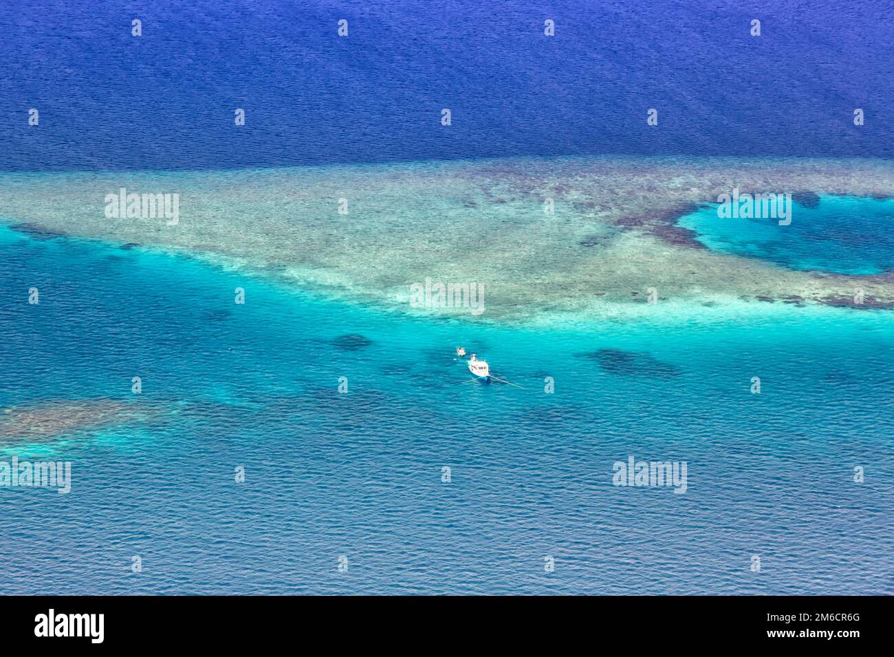 Vacanza paradiso nave mare testo libero spazio copyspace maldive foto aerea Foto Stock