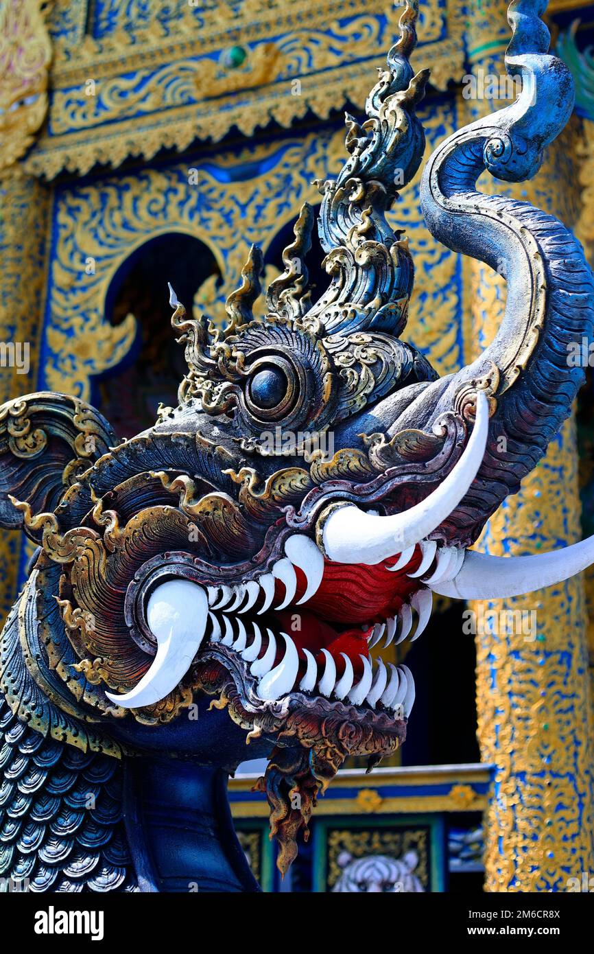 Particolare del drago in Wat Rong Suea Ten, Tempio della Tigre danzante, nel tempio buddista blu -Chiang Rai-Thailandia Foto Stock