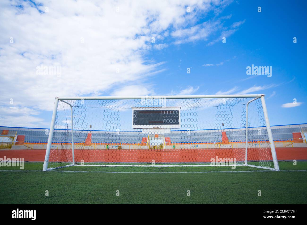 STADIO - campo da calcio con gol e tablo sul cielo blu Foto Stock