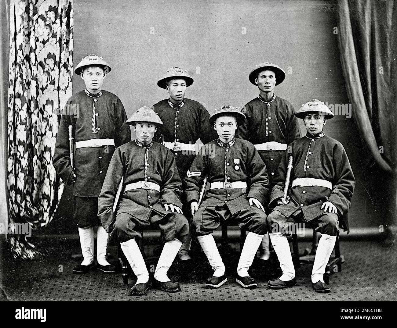 Lai Afong - Un gruppo della polizia nativa di Hong Kong - c1880 Foto Stock
