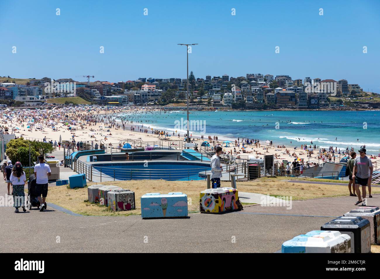 Bondi Beach Sydney, blocchi di cemento dipinti e decorati per scoraggiare le minacce di terrorismo o di persone che guidano in folle sulla spiaggia, Sydney, Australia Foto Stock
