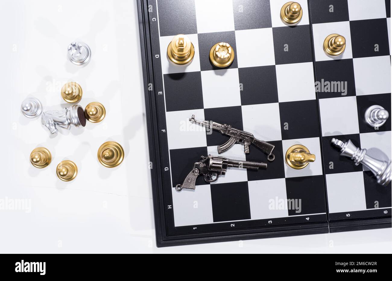 Scacchiera isolati su sfondo bianco. Golden e Silver figure Foto Stock