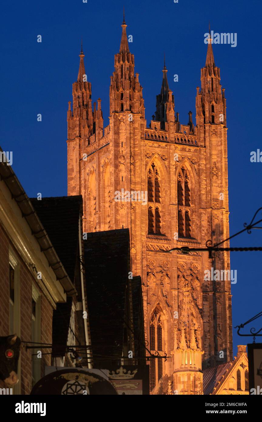 Campanile della Cattedrale di Canterbury Harry Tower illuminato con luce artificiale al crepuscolo visto da Butchery Lane nel centro della città, Canterbury, Kent, Inghilterra, Regno Unito Foto Stock