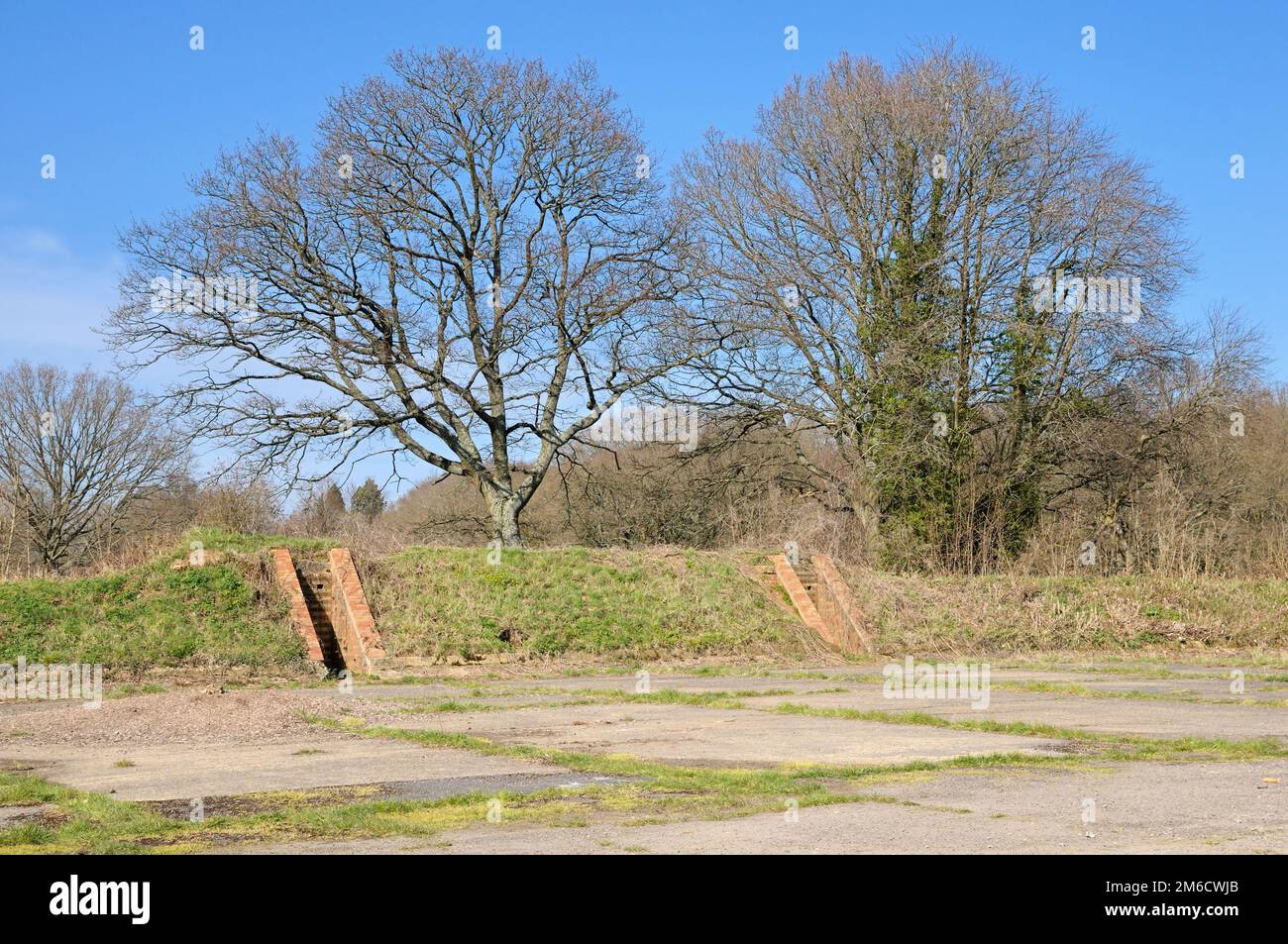 Resti di bunker di penna d'esplosione dalla seconda guerra mondiale all'Aerodromo di Kenley o RAF Kenley al confine meridionale di Londra e Surrey, Inghilterra, Regno Unito Foto Stock