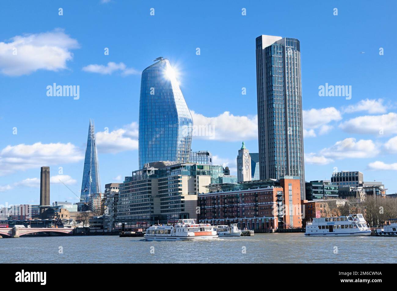 Vista sul Tamigi dallo skyline di Victoria Embankment of London con grattacieli - The Shard, One Blackfriars e South Bank Tower, Inghilterra, Regno Unito Foto Stock