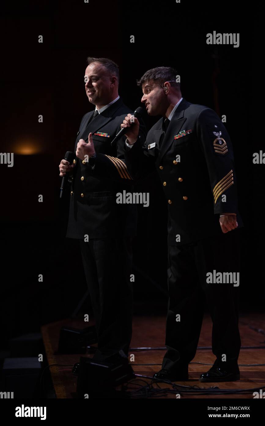 MARIETTA, Ohio (23 aprile 2022) il musicista principale Michael Webb, partito da Reston, Virginia, e il Senior Chief Michael Belinkie, di Richmond, Virginia, si esibiscono come parte del concerto di coro della United States Navy Band Sea Chanters alla Marietta High School. I Sea Chanters si sono esibiti in sette stati durante il tour di 13 città, di 2.000 km, che collega le comunità di tutta la nazione alla loro Marina. Foto Stock