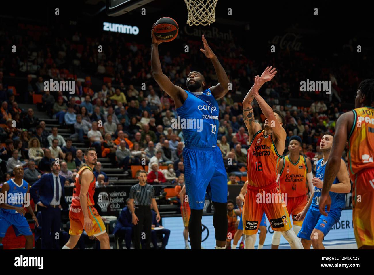 Valencia, Spagna. 03rd Jan, 2023. Juan Fernandez di Carplus Fuenla (L) e Jonah Radebaugh di Valencia basket (No.12) visto in azione durante il J14 Liga Endesa al Fuente de San Luis Sport Hall.Valencia Basket 92:86 Carplus Fuenla (Foto di Vicente Vidal Fernandez/SOPA Images/Sipa USA) Credit: Sipa USA/Alamy Live News Foto Stock
