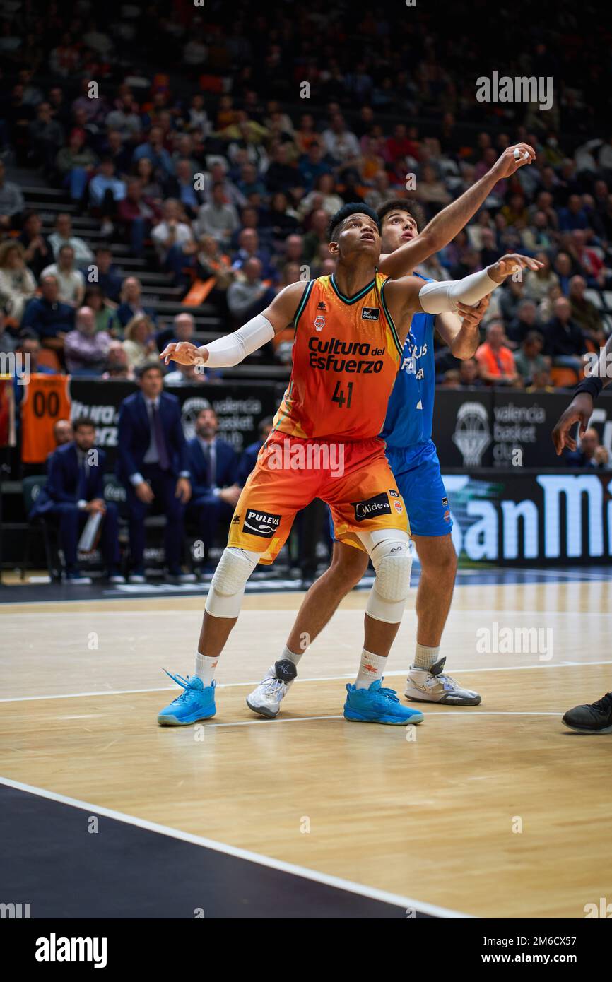 Valencia, Spagna. 03rd Jan, 2023. Jasiel Rivero di Valencia basket (L) e Juan Fernandez di Carplus Fuenla (R) visti in azione durante la Liga Endesa J14 al Fuente de San Luis Sport Hall. Valencia Basket 92:86 Carplus Fuenla (Foto di Vicente Vidal Fernandez/SOPA Images/Sipa USA) Credit: Sipa USA/Alamy Live News Foto Stock