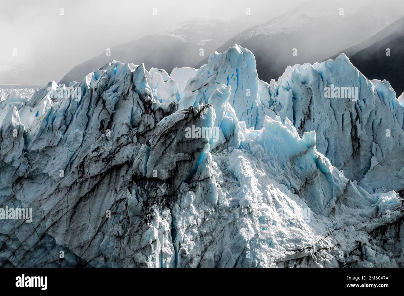 Picchi di ghiacciaio alla luce Foto Stock