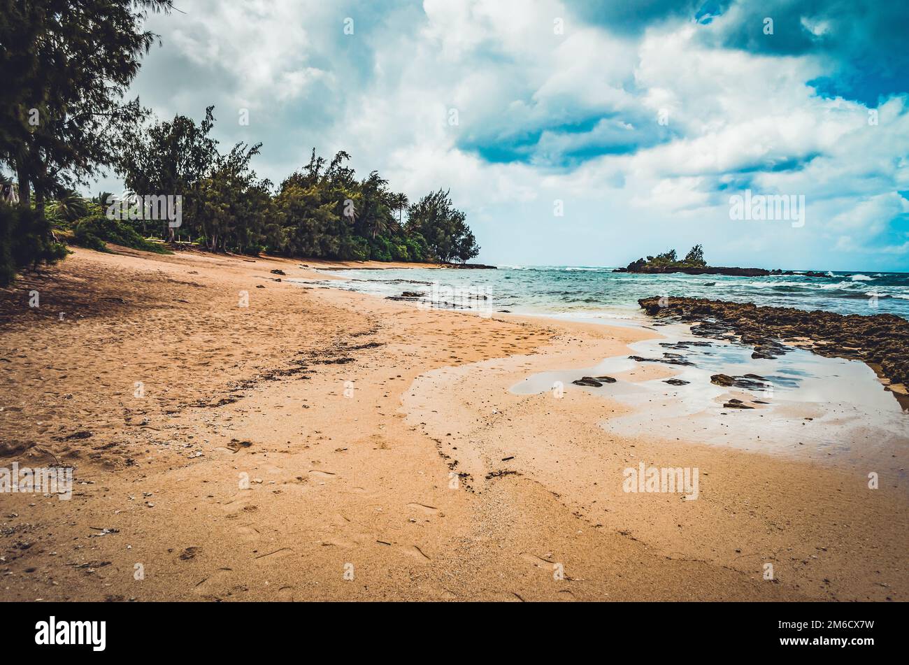 Cielo Molto nuvoloso in un beatch spiaggia hawaiana, US Foto Stock