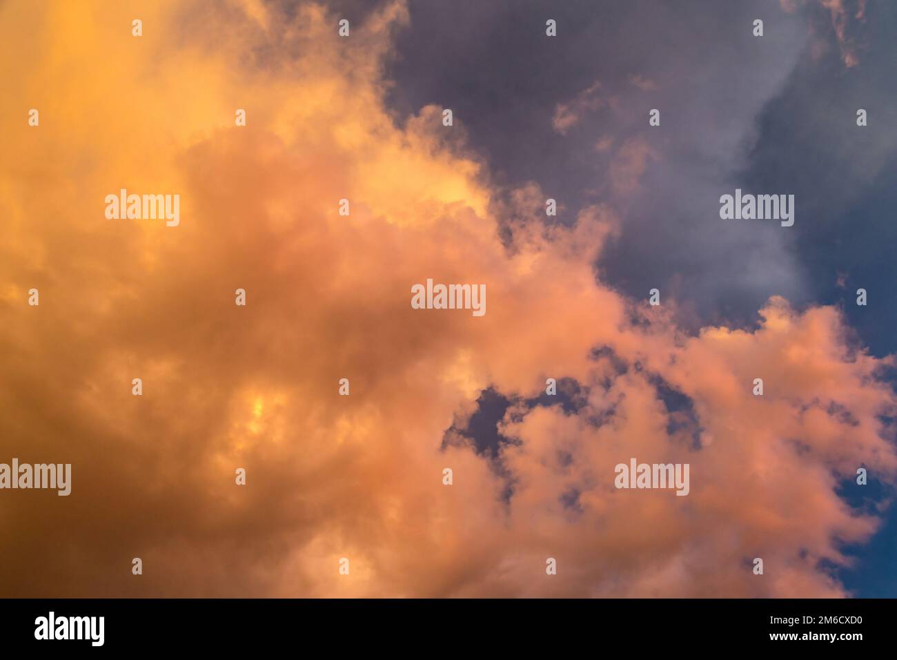Drammatica di nuvole a colorato tramonto moody Foto Stock