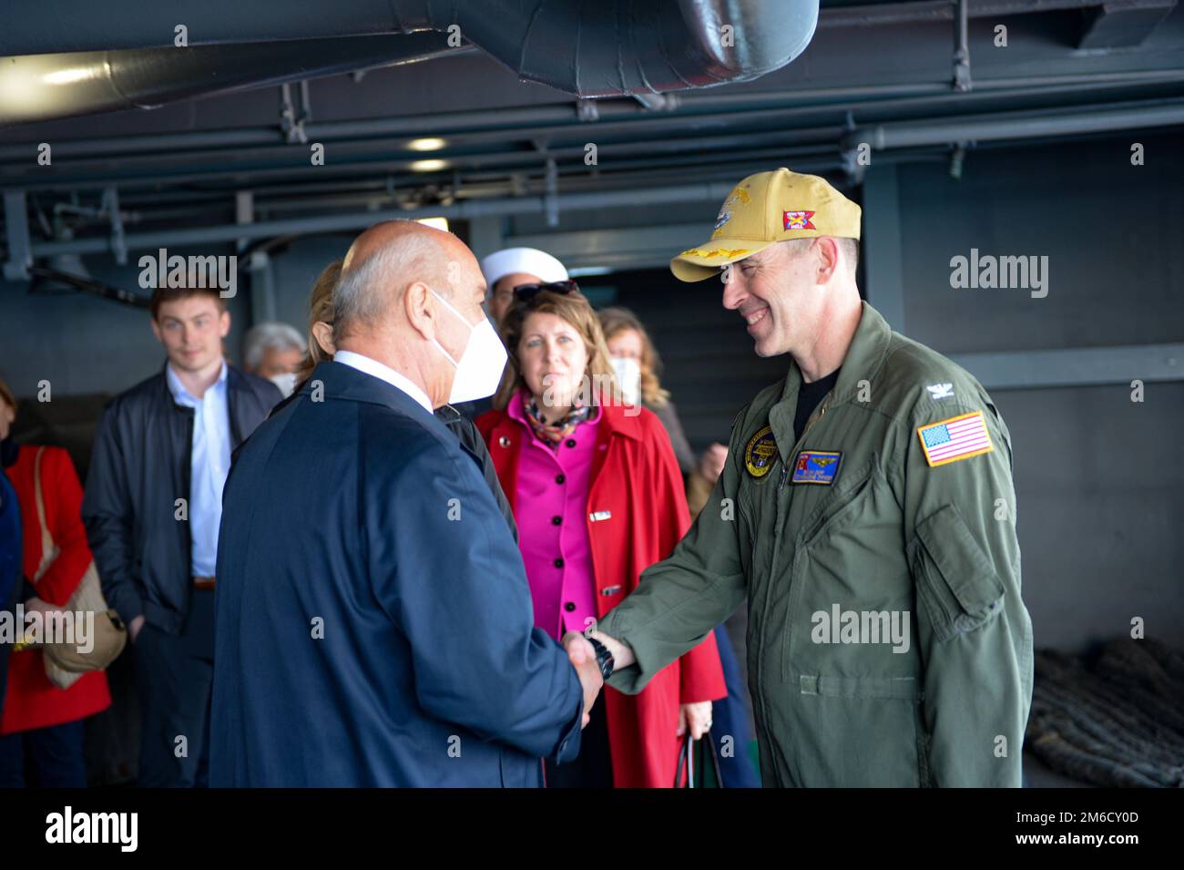 220423-N-FB730-1083 TRIESTE (23 aprile 2022) il capitano Gavin Duff, comandante della portaerei di classe Nimitz, USS Harry S. Truman (CVN 75), dice Arrivederci a Roberto piazza, sindaco di Trieste, Italia, sul fantasma della USS Harry S. Truman (CVN 75), 23 aprile 2022. Il gruppo Harry S. Truman Carrier Strike Group è in fase di implementazione pianificata negli Stati Uniti Sesta area di attività Fleet a sostegno degli interessi degli Stati Uniti, alleati e partner in Europa e Africa. Foto Stock