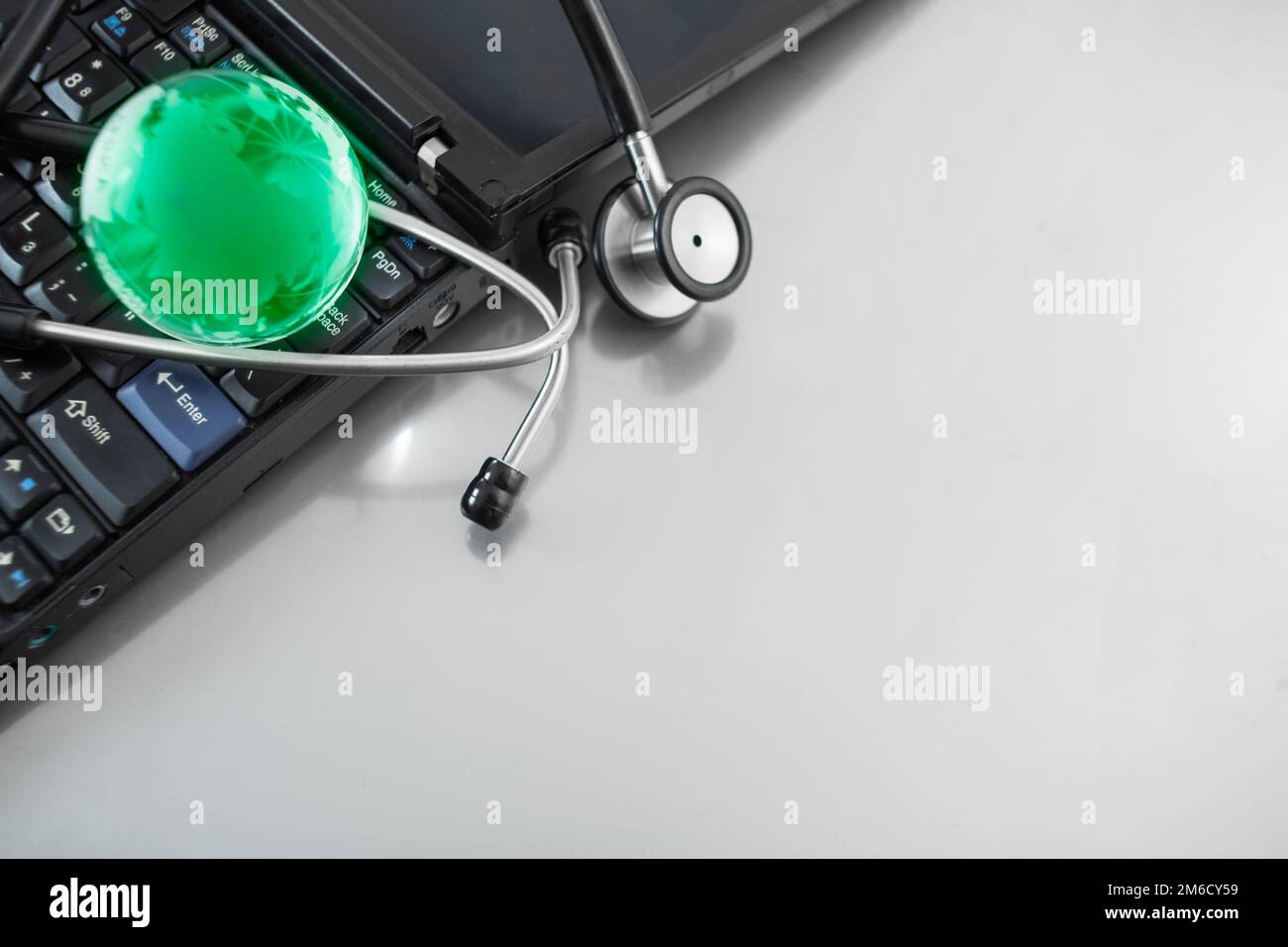 Globo di vetro e uno stetoscopio Foto Stock