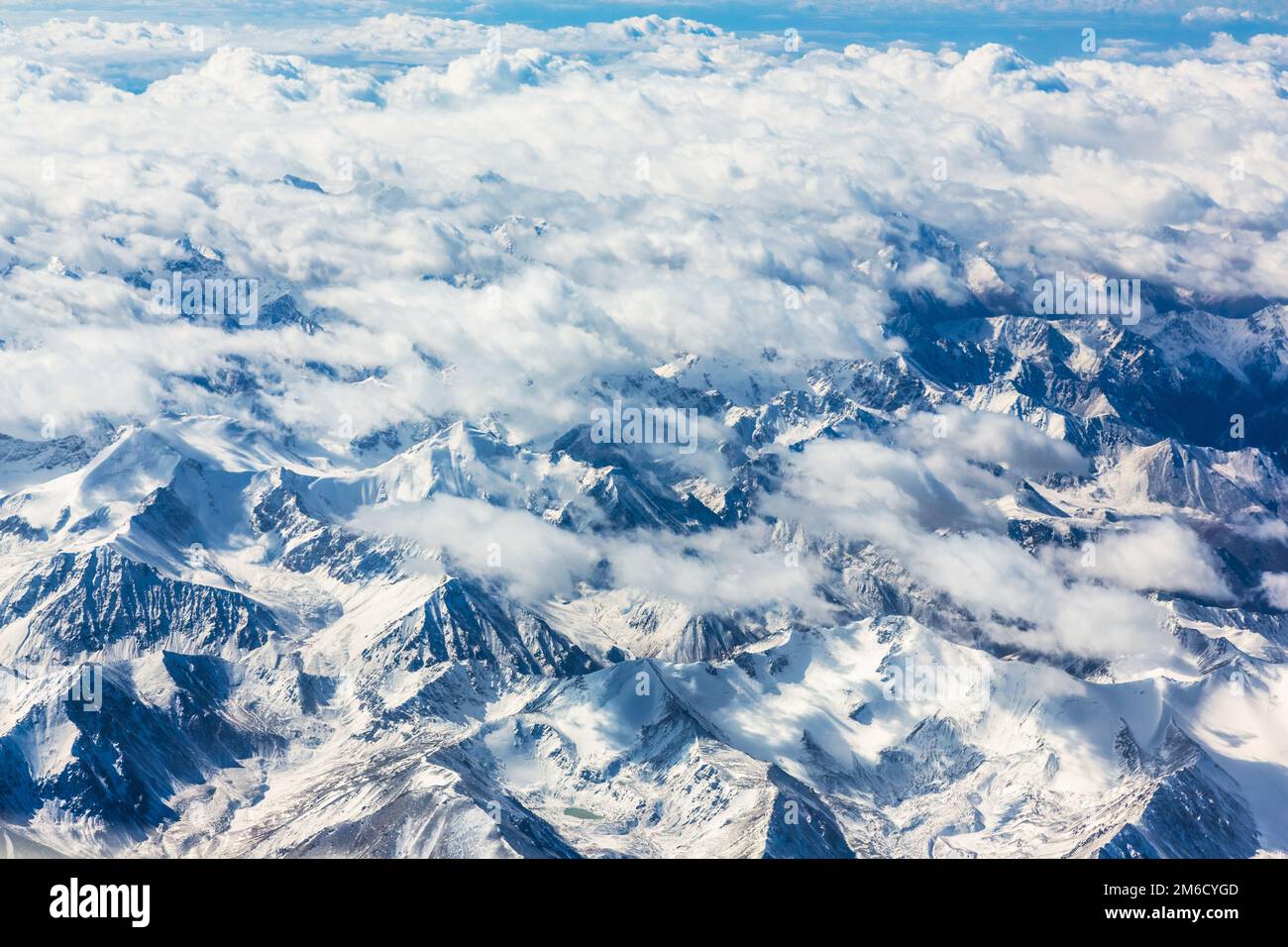 Vista sulle montagne dalla finestra del velivolo durante il volo Foto Stock