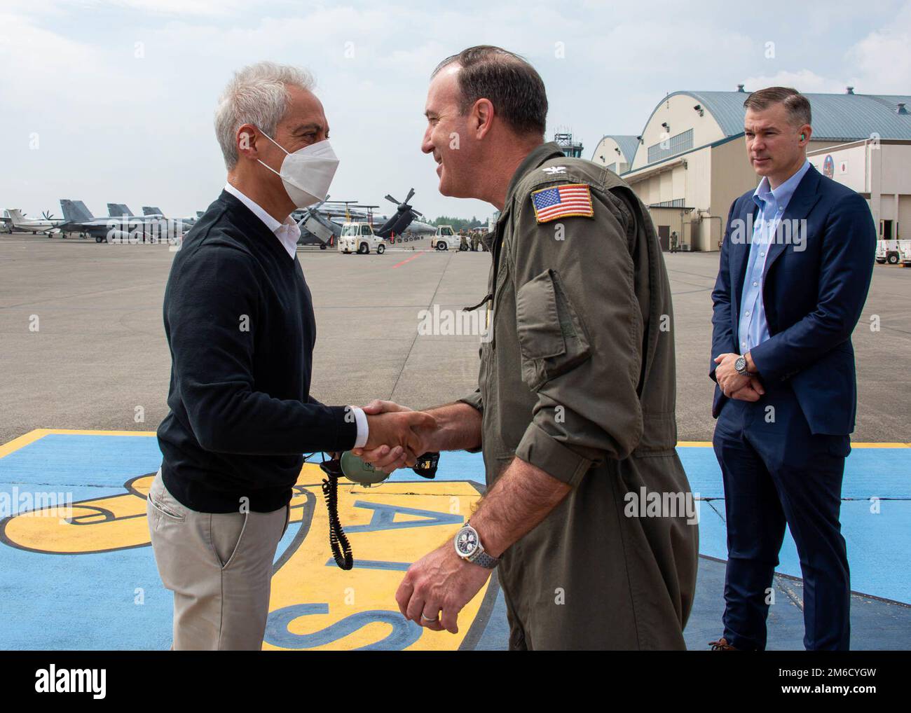 220423-N-DM318-1048 NAVAL AIR FACILITY ATSUGI, Giappone (23 aprile 2022) Capt. J M Montagnet Naval Air Facility (NAF) Atsugi l'ufficiale comandante saluta l'onorevole Rahm Emanuel, l'ambasciatore degli Stati Uniti in Giappone durante una sosta alla base durante il tragitto, per una visita ufficiale, Alla portaerei di classe Nimitz USS Abraham Lincoln (CVN-72). Naval Air Facility (NAF) Atsugi supporta la preparazione al combattimento di Commander, Carrier Air Wing FIVE (CVW 5), Helicopter Maritime Strike Squadron FIVE ONE (HSM-51) e altri 30 comandi locatari e fornisce supporto logistico, coordinamento e servizi alle unità assegnate Foto Stock